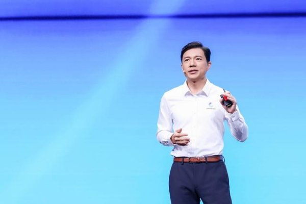 东启网 百度李彦宏：大模型厂商卷生卷死，应用才是王者