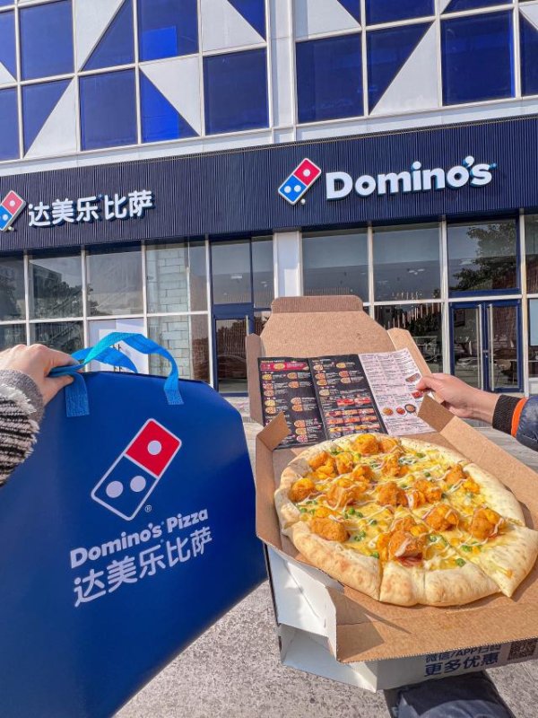 冠盈配资 达美乐比萨被曝吃出锯齿状塑料片，门店用代金券赔偿遭拒